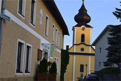 Ein Gebäude mit Glockenturm